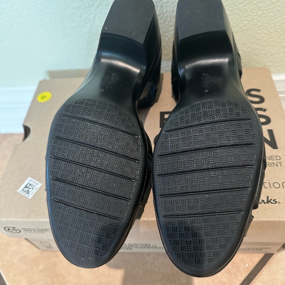 Clarks Women Sandals, Emily Daisy. Comfort Heel shoes. Black leather. Size 9.5